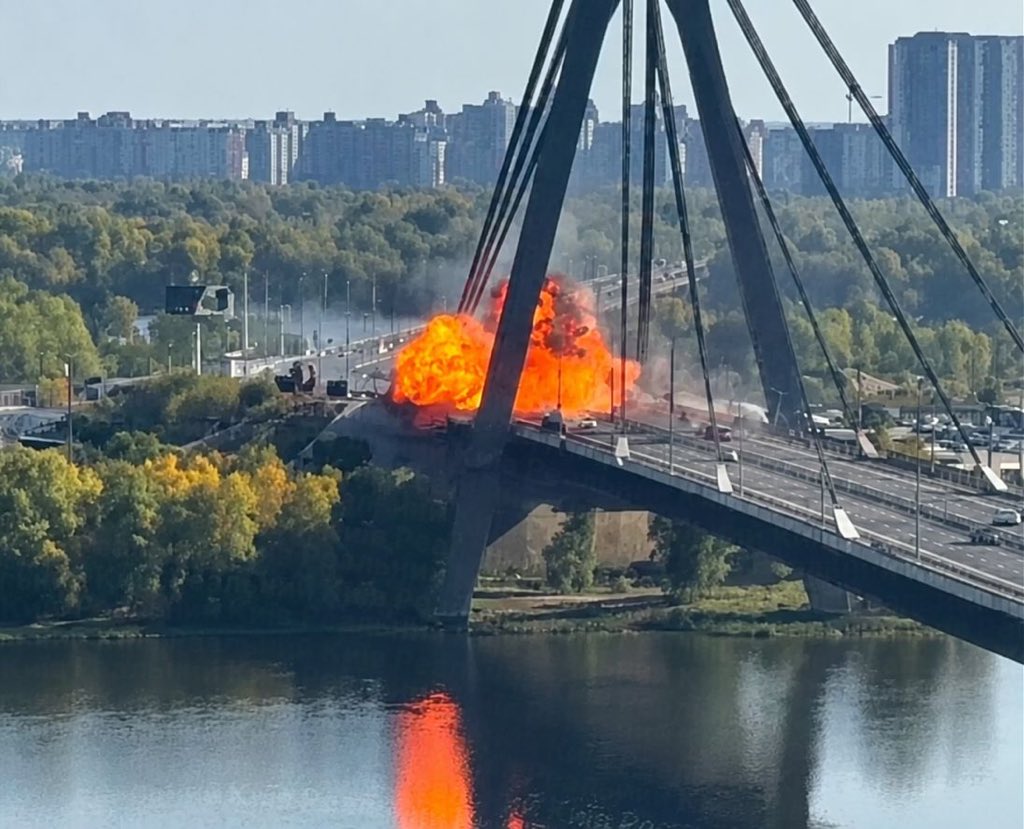 carlbildt's tweet photo. In its intensified war against 🇺🇦 the Kremlin 🇷🇺 is now also attacking the bridges in Kyiv. These are undoubtedly civilian targets. https://t.co/e1xSqcQOMN