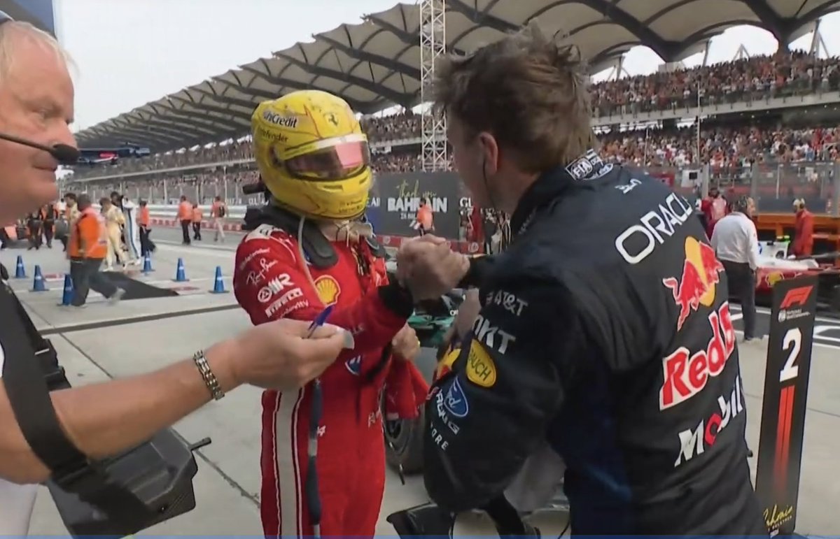 GazzettaFerrari's tweet photo. LEWIS HAMILTON 🤝 MAX VERSTAPPEN https://t.co/IdqAPEr40Y