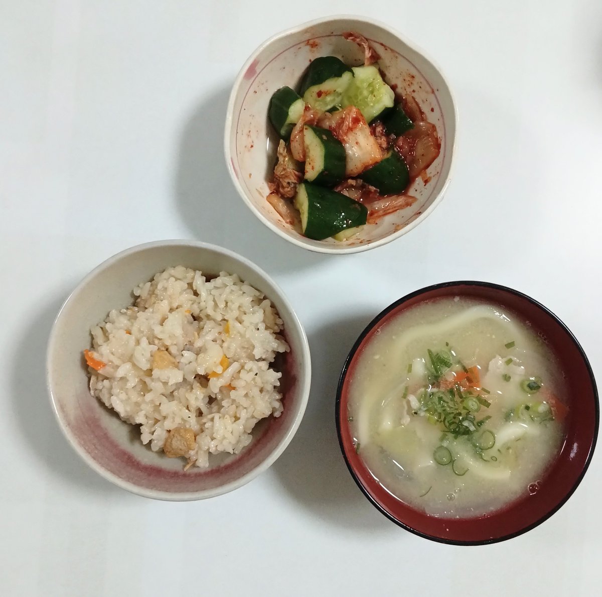 iruka1003's tweet photo. 五目炊き込みご飯(2026/10/4)

・豚汁うどん
・きゅうりキムチ

風呂上がりにアイス😀
#おうちご飯 https://t.co/z0f9mXeTe6