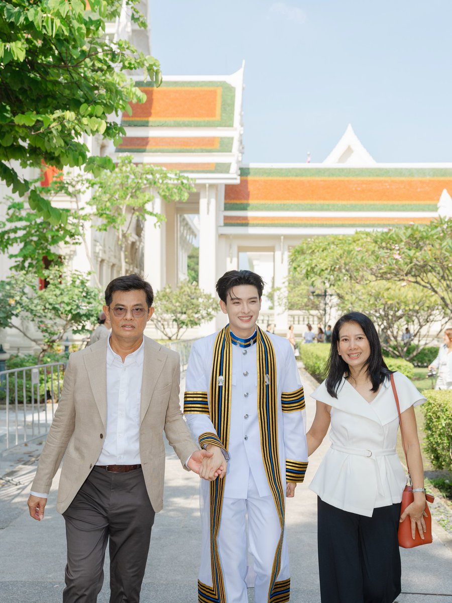 KHUNPOLSTATS's tweet photo. Congrats อีกครั้งนะค้าบพี่บัญฑิต 🤍🤘🏻

🔗: https://t.co/GcnSpzfuvt

Please — ❤️Like, 💬comment, 🔁repost, ↗️share, and 📂save 

#KHUNPOL #KHUNPOLGraduationDay 
#BUSbecauseofyouishine https://t.co/55Rpjhk534