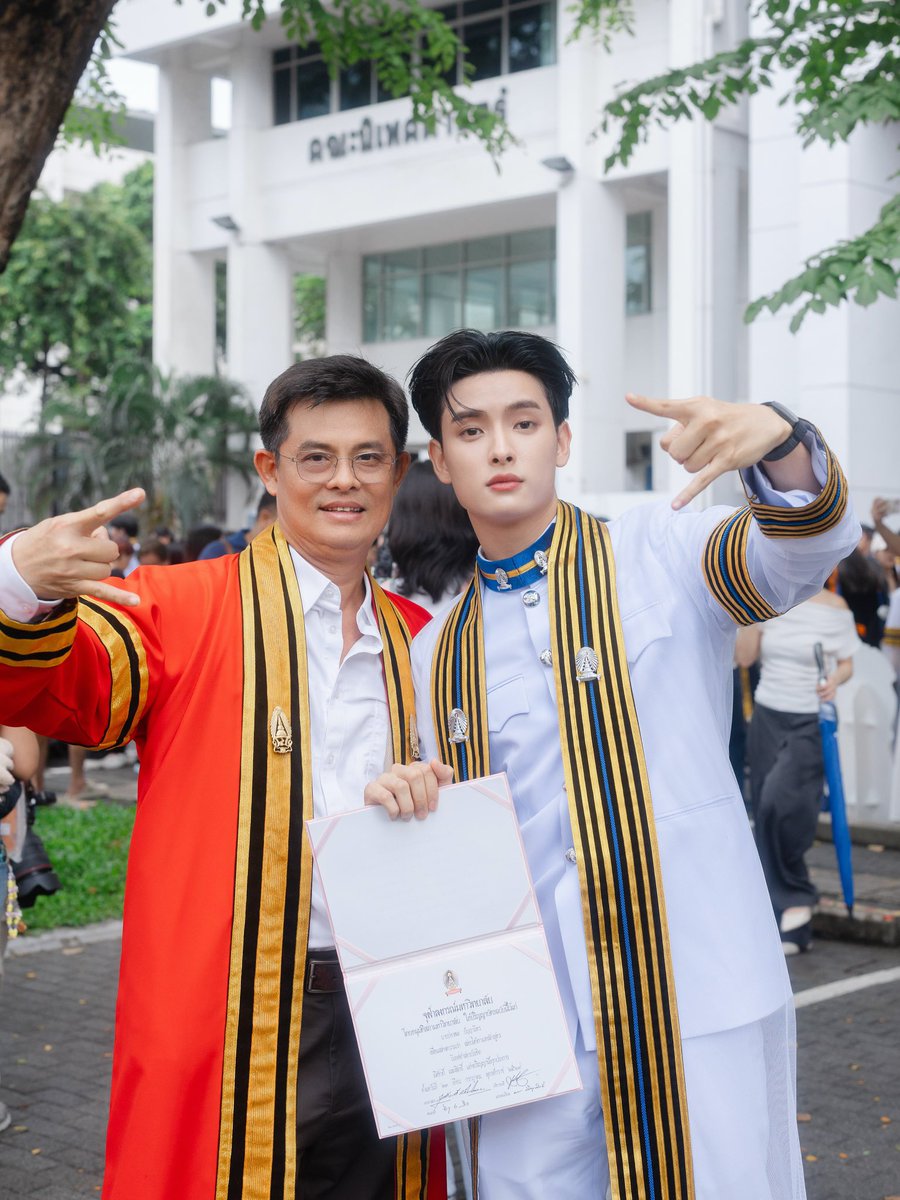 KHUNPOLSTATS's tweet photo. Congrats อีกครั้งนะค้าบพี่บัญฑิต 🤍🤘🏻

🔗: https://t.co/GcnSpzfuvt

Please — ❤️Like, 💬comment, 🔁repost, ↗️share, and 📂save 

#KHUNPOL #KHUNPOLGraduationDay 
#BUSbecauseofyouishine https://t.co/55Rpjhk534