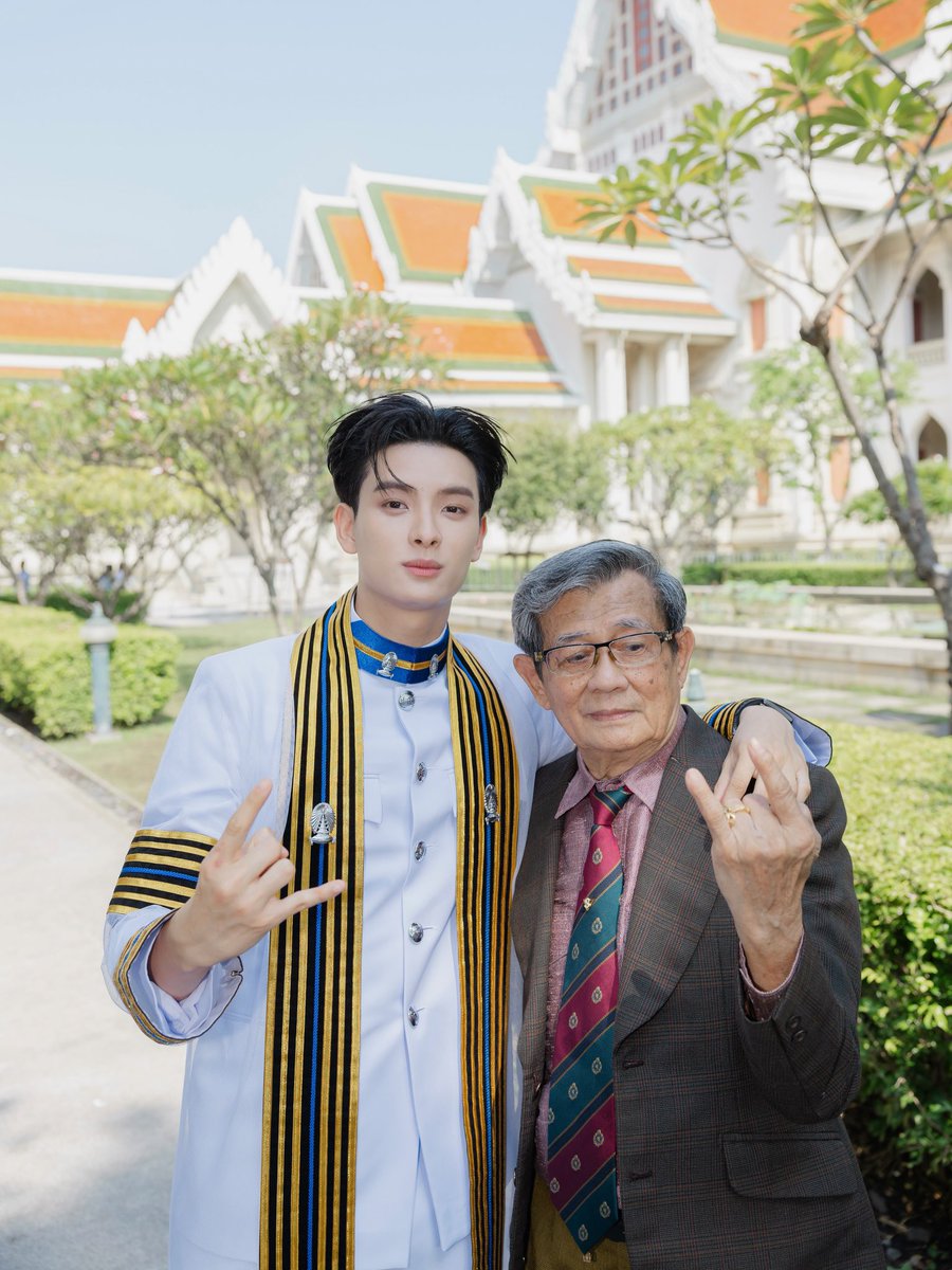 KHUNPOLSTATS's tweet photo. Congrats อีกครั้งนะค้าบพี่บัญฑิต 🤍🤘🏻

🔗: https://t.co/GcnSpzfuvt

Please — ❤️Like, 💬comment, 🔁repost, ↗️share, and 📂save 

#KHUNPOL #KHUNPOLGraduationDay 
#BUSbecauseofyouishine https://t.co/55Rpjhk534