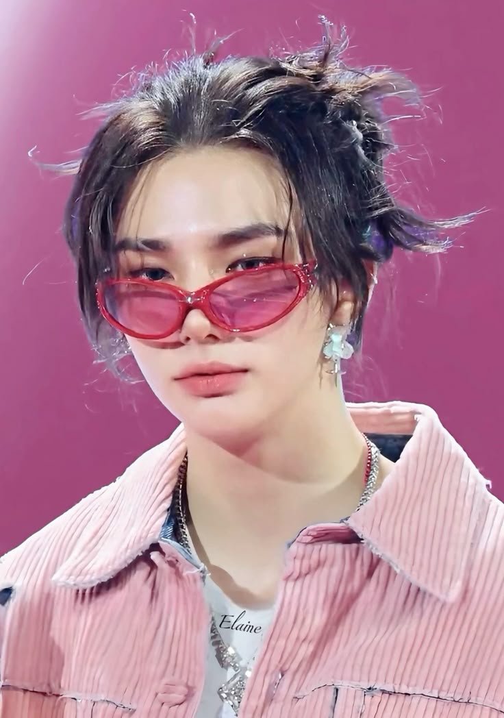 hyunmuse's tweet photo. I grieve every day that we never got more photos of this pink barbie outfit 💔 https://t.co/BXvu4yWVA2