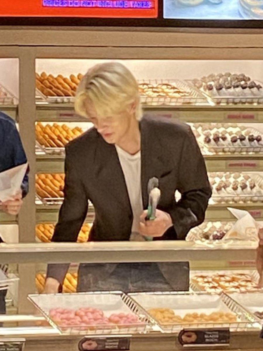jakeyclub's tweet photo. jake today!! 🍩☕

#JAKE #제이크 https://t.co/Oz8vJBUDkG