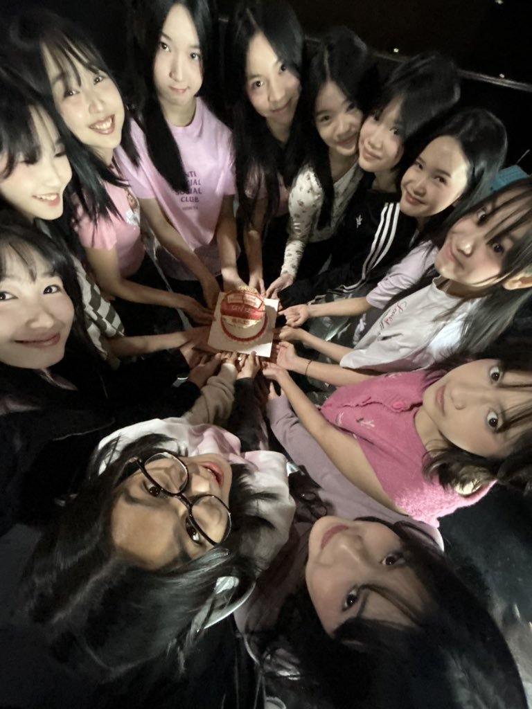 CathVOlM's tweet photo. gua sesayangg ituu sm gen inii #Forever17 loff u🫂🤍 https://t.co/LPifr528kA