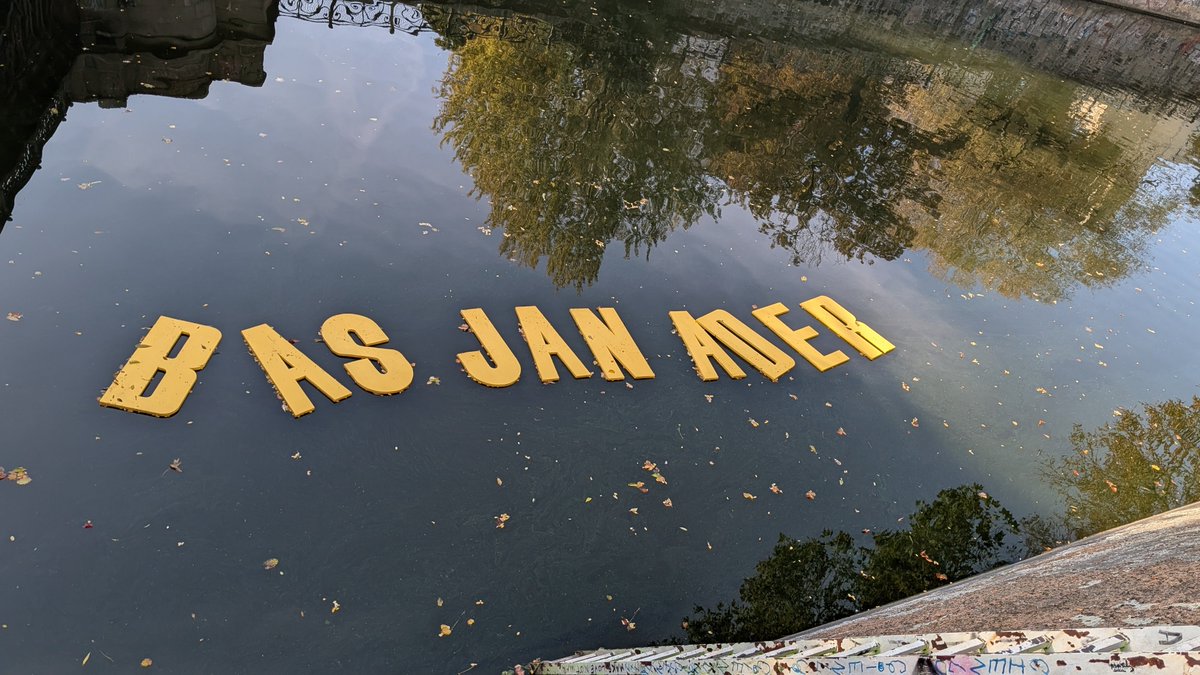 artinberlin's tweet photo. Die Arbeit ruft sofort Aders romantischen, fast melancholischen Konzeptualismus wach: Das Spiel mit Gravitation, Vergänglichkeit und dem unkontrollierbaren Element Wasser. https://t.co/RX1dwC0YlG