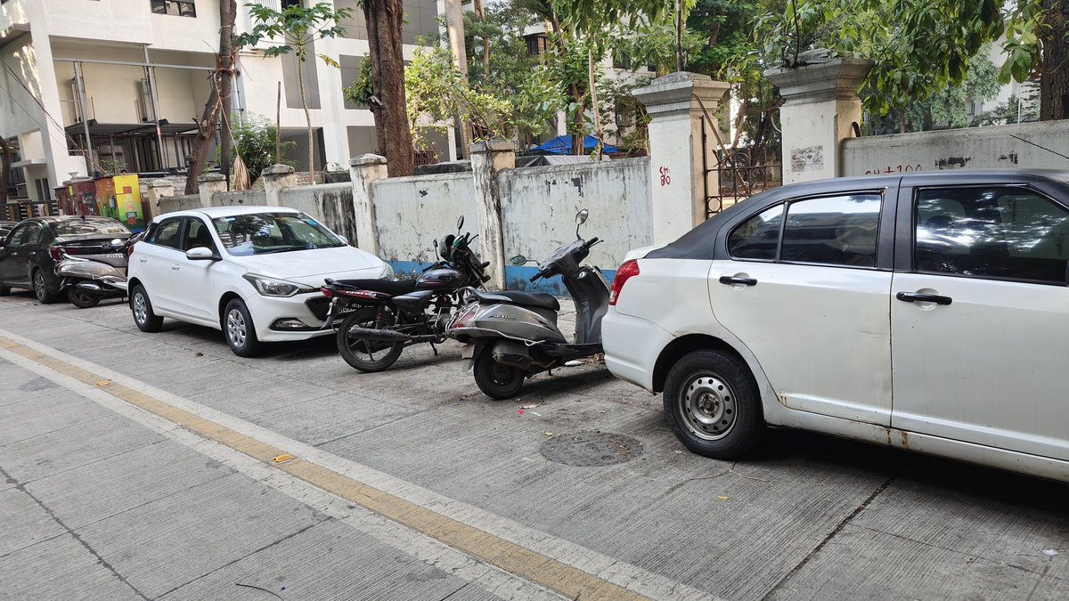 sameer_jaju's tweet photo. @MTPHereToHelp
@mybmc

Despite of regular visits by the Traffic police , still outsiders are parking their vehicles in our 2nd Lane Hindu Colony, Dadar (E).

We residents don't have any space to park our cars.

Kindly take urgent action https://t.co/laacgsv3O0