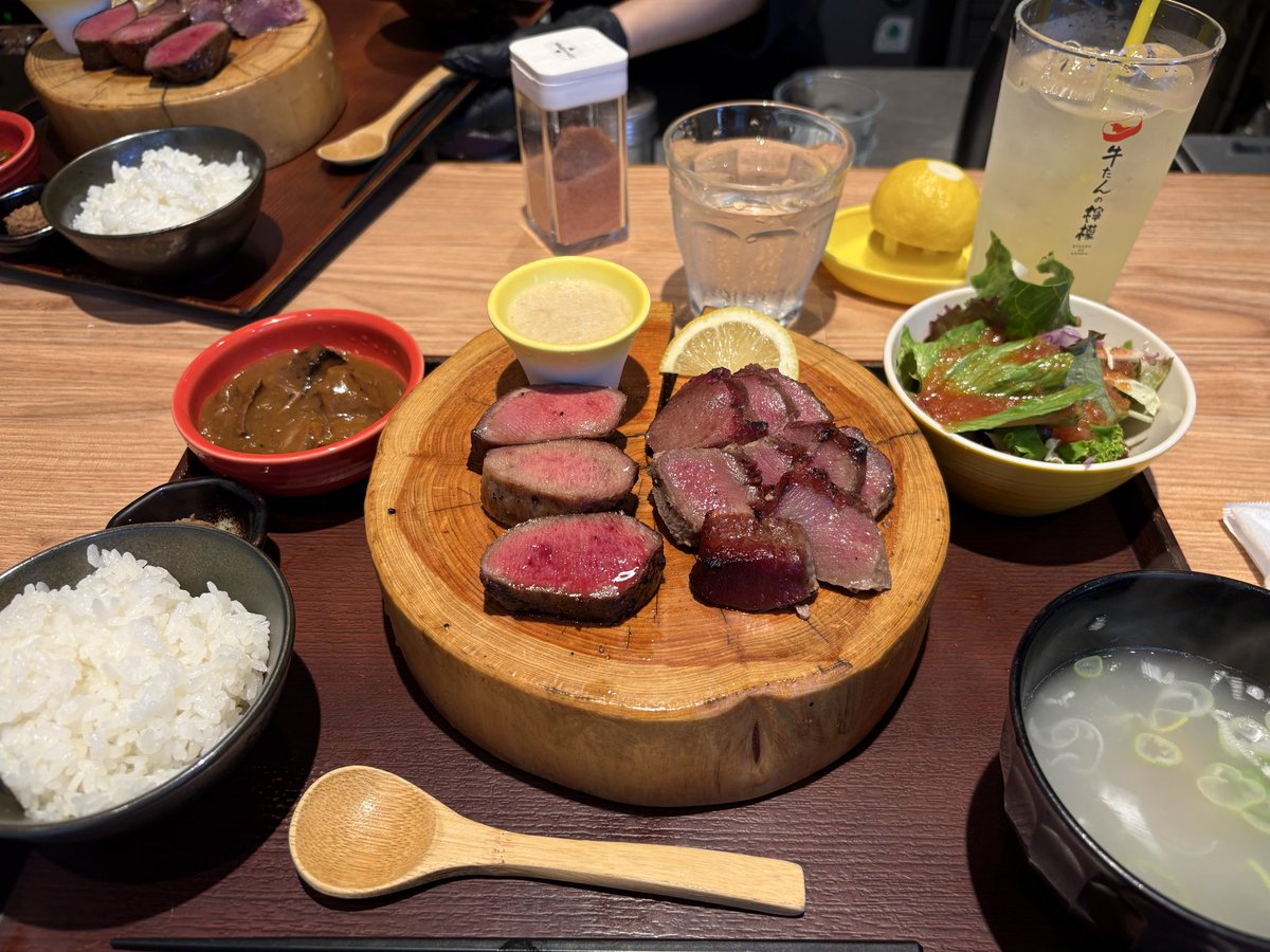 BlackBarivert's tweet photo. 牛たん食べにいった
予約してくれて行ったのだが、かなり待っている人が多かった
場所柄かインバウンド狙いだろうか、かなり異国の民が多い
極みと塩麹のものを注文したが、かなり量が多い
個人的には極みの方が、牛たんを食べている感覚が強くて好みだった https://t.co/eZQoiwxM9F