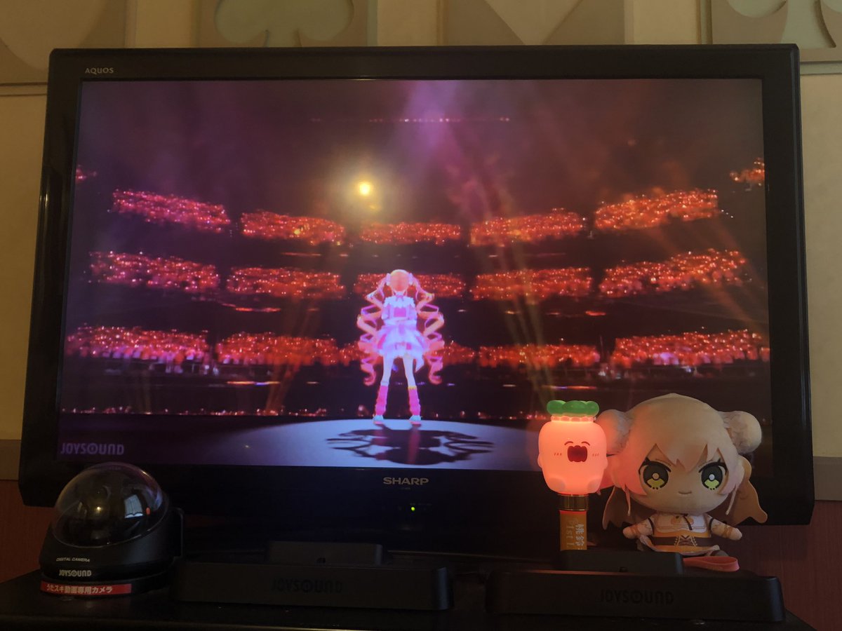 Saber_qma's tweet photo. ねねちのみるハコ見て来ました！
観客席がズラッとなる景色を見ると、このペンライトの光の一部にこの時なれてたんだなと実感出来るのが良い…‼︎
現地参戦当日は風邪治ったばかりで声出しを全く出来なかったので今全力でコールしてきました。
fesメドレーの破壊力エグすぎんよ…
#桃鈴ねね
#みるハコ https://t.co/Nnnf0RpgVL