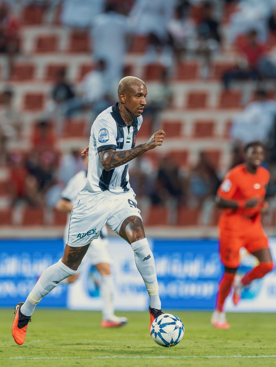 ajansfenercom's tweet photo. Anderson Talisca: Hayat gerçekten çok garip. Bazen Tanrı’nın planlarını, hatta bazı şeylerin neden hayatımızda yaşandığını bile anlayamıyoruz. Ancak doğru zaman geldiğinde, her şeyin bir amacı olduğunu bize gösteriyor.

Tanrı hayatımızda inanılmaz şeyler yapıyor. İyilik yapmaya, başkalarına yardım etmeye, iyi bir profesyonel olmaya, ailemize sahip çıkmaya ve her şeyi kalpten yapmaya çalıştığımızda, Tanrı’nın kimsenin görmediği çabalarımızı bile gördüğüne inanıyorum.

Yol her zaman kolay olmayacak ve bazen hayatın bizi yapmak zorunda bıraktığı seçimleri anlayamayacağız. Ancak iyilik ekenin bir gün güzel şeyler biçeceğine inanmaya devam ediyorum. Tanrı kalbimizi, mücadelelerimizi ve sessizce yaptığımız her şeyi biliyor.

Günün sonunda önemli olan, hayat anlamsız görünse bile iyilik yapmaya devam etmek. Çünkü Tanrı bizi tam olarak nereye götürmek istediğini biliyor.

Bu paylaşım, Tanrı’nın yalnızca bir ay içerisinde hayatımda yaptıklarının küçük bir özeti. Geçmişe baktığımda, anlayamadığım bazı şeylerin aslında Tanrı’nın çok daha büyük bir şey hazırlamasının bir parçası olduğunu görüyorum.

Bugün ise her zamankinden daha çok şükrediyorum. 🙏🏻

Biliyorum ki bu hikâye, Tanrı’nın planlarını anlayamadan zor bir dönemden geçen başka insanlara da ilham olabilir.