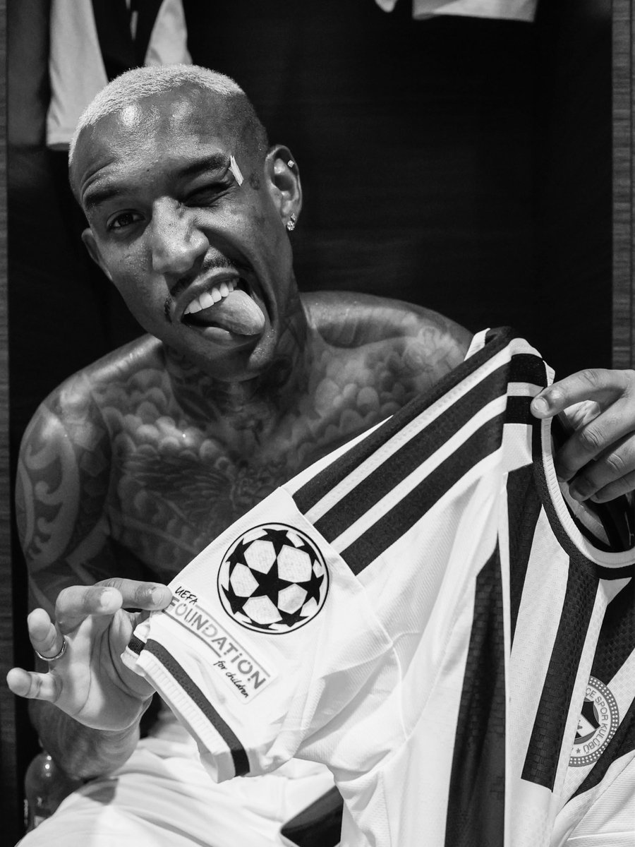 ajansfenercom's tweet photo. Anderson Talisca: Hayat gerçekten çok garip. Bazen Tanrı’nın planlarını, hatta bazı şeylerin neden hayatımızda yaşandığını bile anlayamıyoruz. Ancak doğru zaman geldiğinde, her şeyin bir amacı olduğunu bize gösteriyor.

Tanrı hayatımızda inanılmaz şeyler yapıyor. İyilik yapmaya, başkalarına yardım etmeye, iyi bir profesyonel olmaya, ailemize sahip çıkmaya ve her şeyi kalpten yapmaya çalıştığımızda, Tanrı’nın kimsenin görmediği çabalarımızı bile gördüğüne inanıyorum.

Yol her zaman kolay olmayacak ve bazen hayatın bizi yapmak zorunda bıraktığı seçimleri anlayamayacağız. Ancak iyilik ekenin bir gün güzel şeyler biçeceğine inanmaya devam ediyorum. Tanrı kalbimizi, mücadelelerimizi ve sessizce yaptığımız her şeyi biliyor.

Günün sonunda önemli olan, hayat anlamsız görünse bile iyilik yapmaya devam etmek. Çünkü Tanrı bizi tam olarak nereye götürmek istediğini biliyor.

Bu paylaşım, Tanrı’nın yalnızca bir ay içerisinde hayatımda yaptıklarının küçük bir özeti. Geçmişe baktığımda, anlayamadığım bazı şeylerin aslında Tanrı’nın çok daha büyük bir şey hazırlamasının bir parçası olduğunu görüyorum.

Bugün ise her zamankinden daha çok şükrediyorum. 🙏🏻

Biliyorum ki bu hikâye, Tanrı’nın planlarını anlayamadan zor bir dönemden geçen başka insanlara da ilham olabilir.