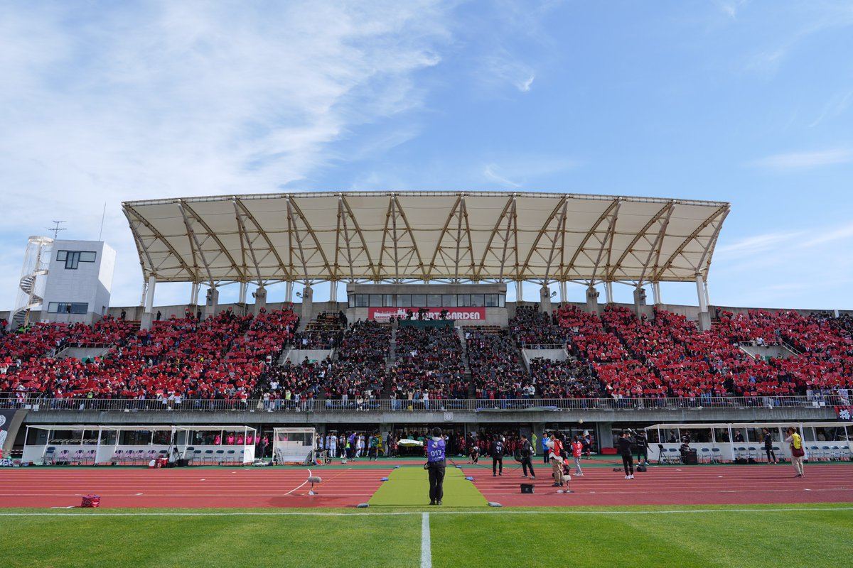 consaofficial's tweet photo. 10年ぶりの函館開催を勝利で飾ることができました。
皆さまと喜びを分かち合うことができ、大変嬉しく思います。

熱狂エリアだけではなく、メインスタンド・バックスタンドにも広がったコレオは圧巻でした🔴⚫️

そしてこの試合は本当に多くの方にご尽力いただき、開催することができました。

ご来場いただいたファン・サポーターの皆さまはもちろん、ご協力いただいたすべての方に感謝を申し上げます。

この試合をターニングポイントにできるよう、来週の磐田戦に向けて準備を進���ます。

引き続き熱い応援をよろしくお願いいたします🤝

#consadole #コンサドーレ
