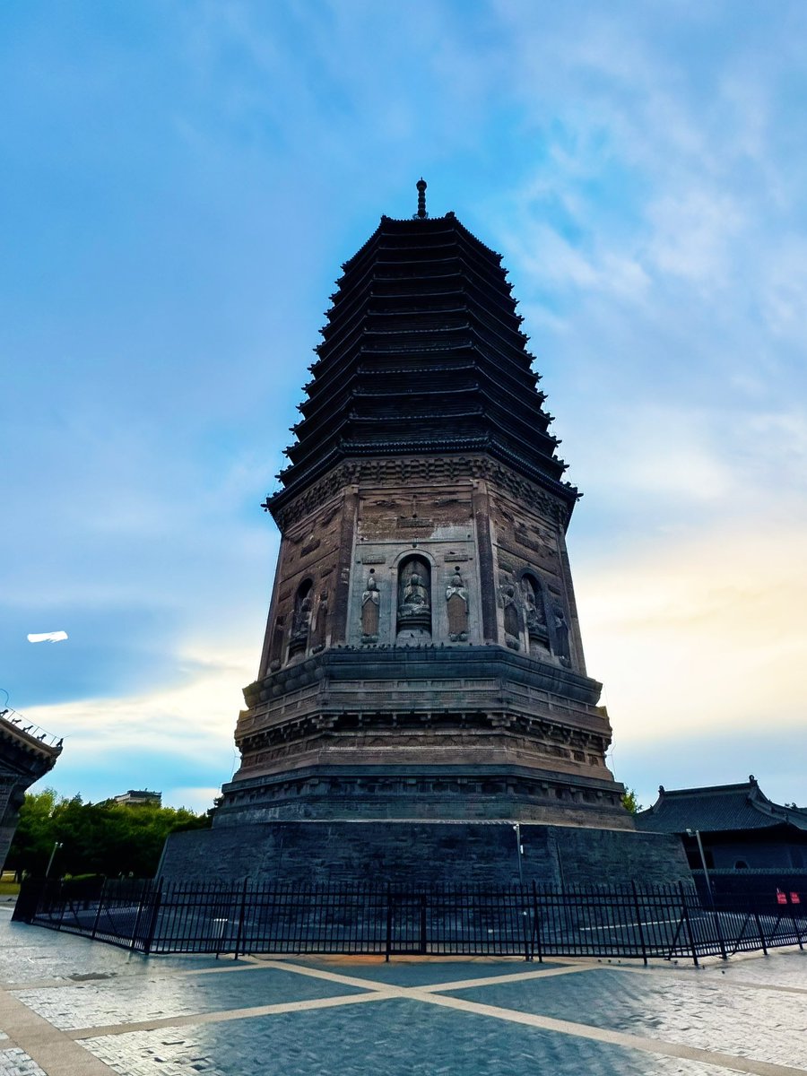 Linjunning's tweet photo. 上一秒还在酒店呆着无聊，下一秒闪现古塔，两个火象的行动力😌 https://t.co/aBMiKeVZmv