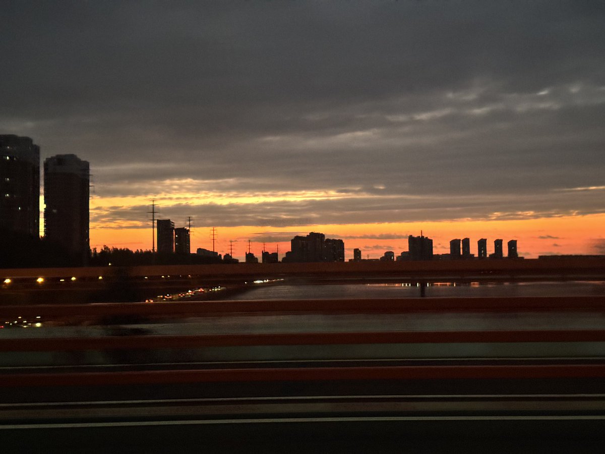 Linjunning's tweet photo. 上一秒还在酒店呆着无聊，下一秒闪现古塔，两个火象的行动力😌 https://t.co/aBMiKeVZmv