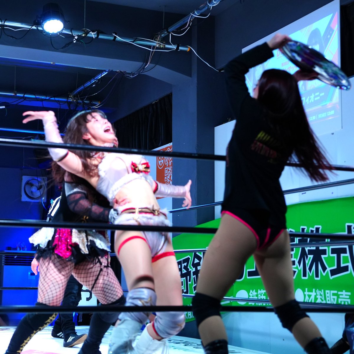fiony_diana's tweet photo. デビー乱入で全然シングルじゃねーよ!💢
ほぼ「INVA vs フィオニー」のハンディキャップマッチだったじゃねーか!!🤬
ピンチを救ってくれた里奈さん、感謝です🙏✨
次の後楽園大会、タッグマッチで完全決着だ!覚悟しとけ🇹🇭🇯🇵
#ディアナ
#フィオニー #里奈 https://t.co/bBE93q04OQ
