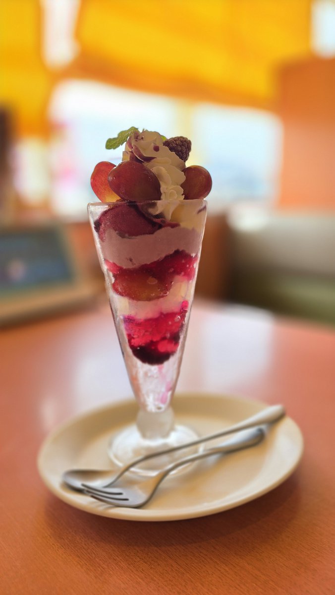 Kingyo_Island's tweet photo. 遅めの夏休み最終日は岩盤浴へ😌
デニーズで食べたパフェはめっちゃ美味しかったけど、ずっとぐらぐらしてた☺️
#パフェ #デニーズ 
#まっぷたつパフェ https://t.co/kg10R09T78