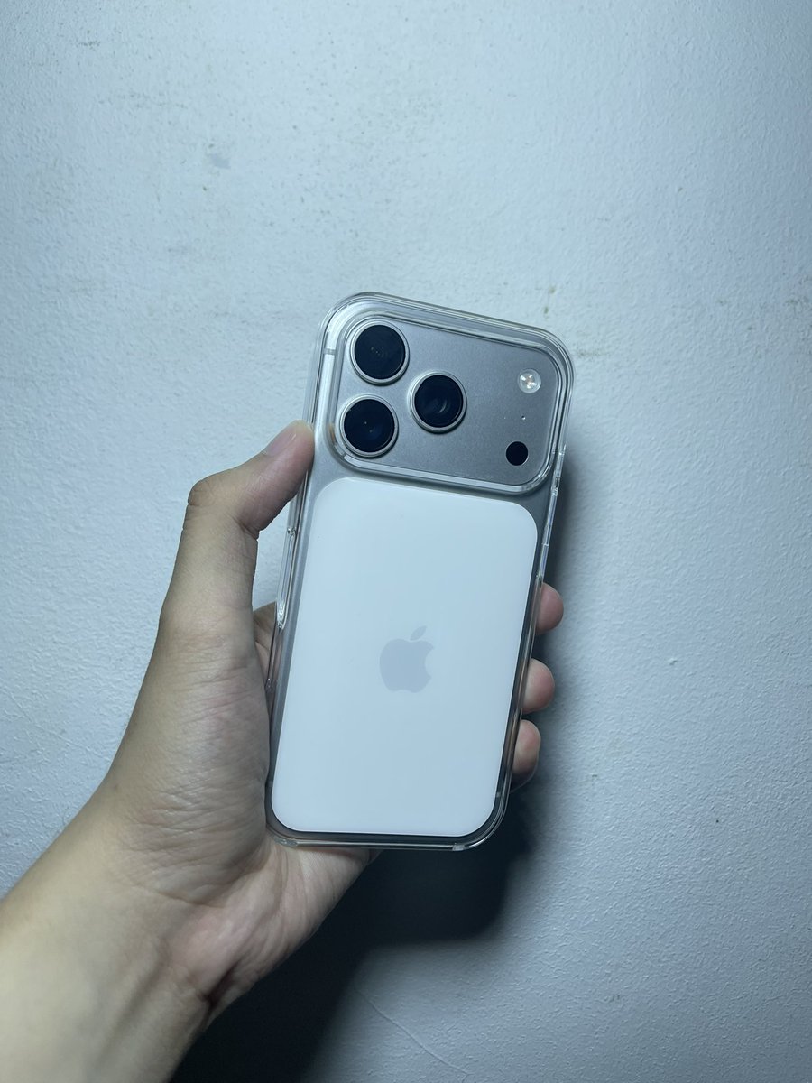 iwalysmh's tweet photo. Gak sengaja nemu toko yang jual accesoris iphone mirip di ib*ox... seharusnya harga casenya sejuta tapi nemu dupenya cuman 60ribu?!😭🙏🏻 https://t.co/pU0FSV6Wg8