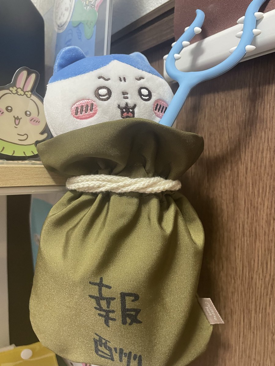kenken32273151's tweet photo. 1週間頑張った報酬に
デスクトップから見守るひっかけぬいぐるみGET❣️
ちいかわ祭壇に飾ったよ！
ハチワレは特別に…
#ちいかわ
#ちい活 https://t.co/Z8BPWCjho0