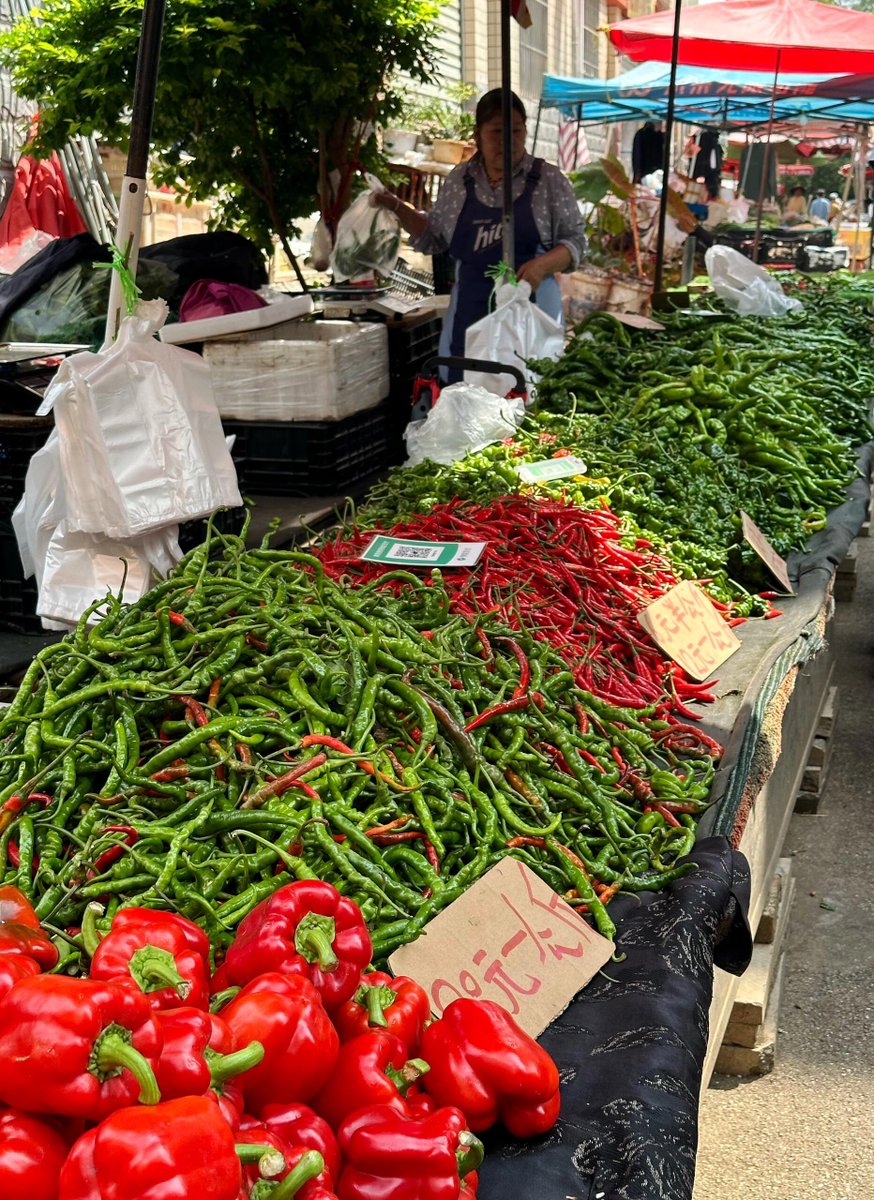 alint458243's tweet photo. [Chili peppers, dad's pepper spring at stall!]， https://t.co/AW90dCPvDw
