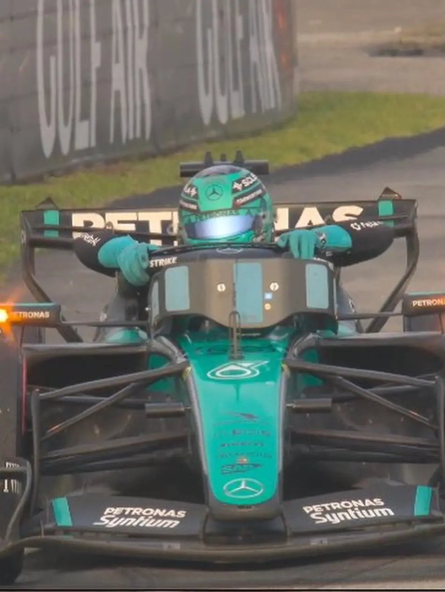 riggedvexy's tweet photo. toto turning off russell's engine to give hamilton a podium https://t.co/jBydoC4oex