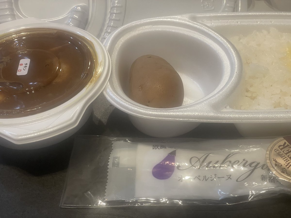 AgtivityYaita's tweet photo. ロケ弁で有名なオーベルジーヌのバターチキン欧風カレーをUber。ルーも炭水化物も結構ボリュームあってお腹いっぱい、美味しかった。 https://t.co/F10zheJhgK