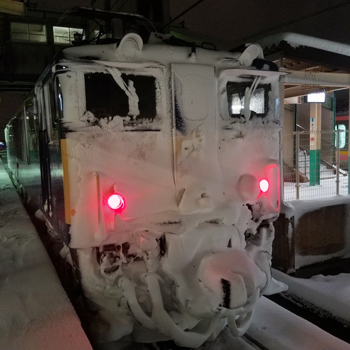 s203bp5's tweet photo. 信越本線、雪の中の電気機関車。カッコいい! https://t.co/0NwHWQ22g7