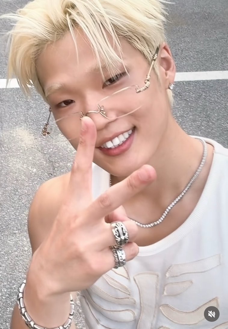 haonindaeyo's tweet photo. GORGEOUS BLONDE KING HAON OMFG 🤤 https://t.co/abjsI3zPW8