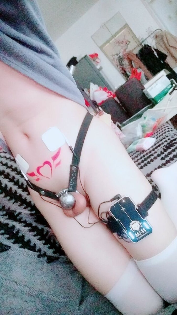 13140a's tweet photo. 家长不在家～自己一个人偷偷玩郊狼～
已经彻底锁死了，想硬也完全没用呢，只能红着脸夹着它晃来晃去……
好丢人...却又忍不住一直玩♡
#贞操锁 #郊狼 #锁死 #电击 #禁欲 #羞耻play #独自在家 #废物几把 https://t.co/rRx8uryHsv