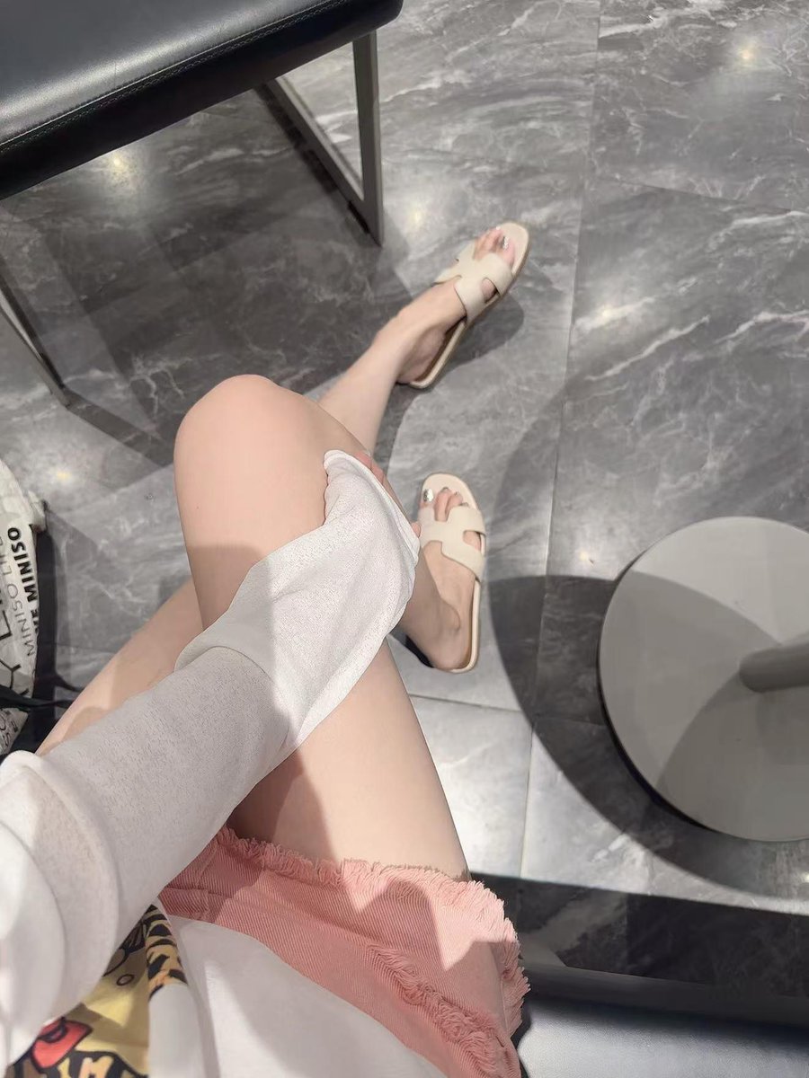 RashelMiah12's tweet photo. 烦死了呀，今天我在清远的哦，一个人来到了mmnbnv奶茶店发呆，有个人过来讲到拼个桌？"，是想搭讪还是我多想了 #清远 https://t.co/0xfGiUL8HT