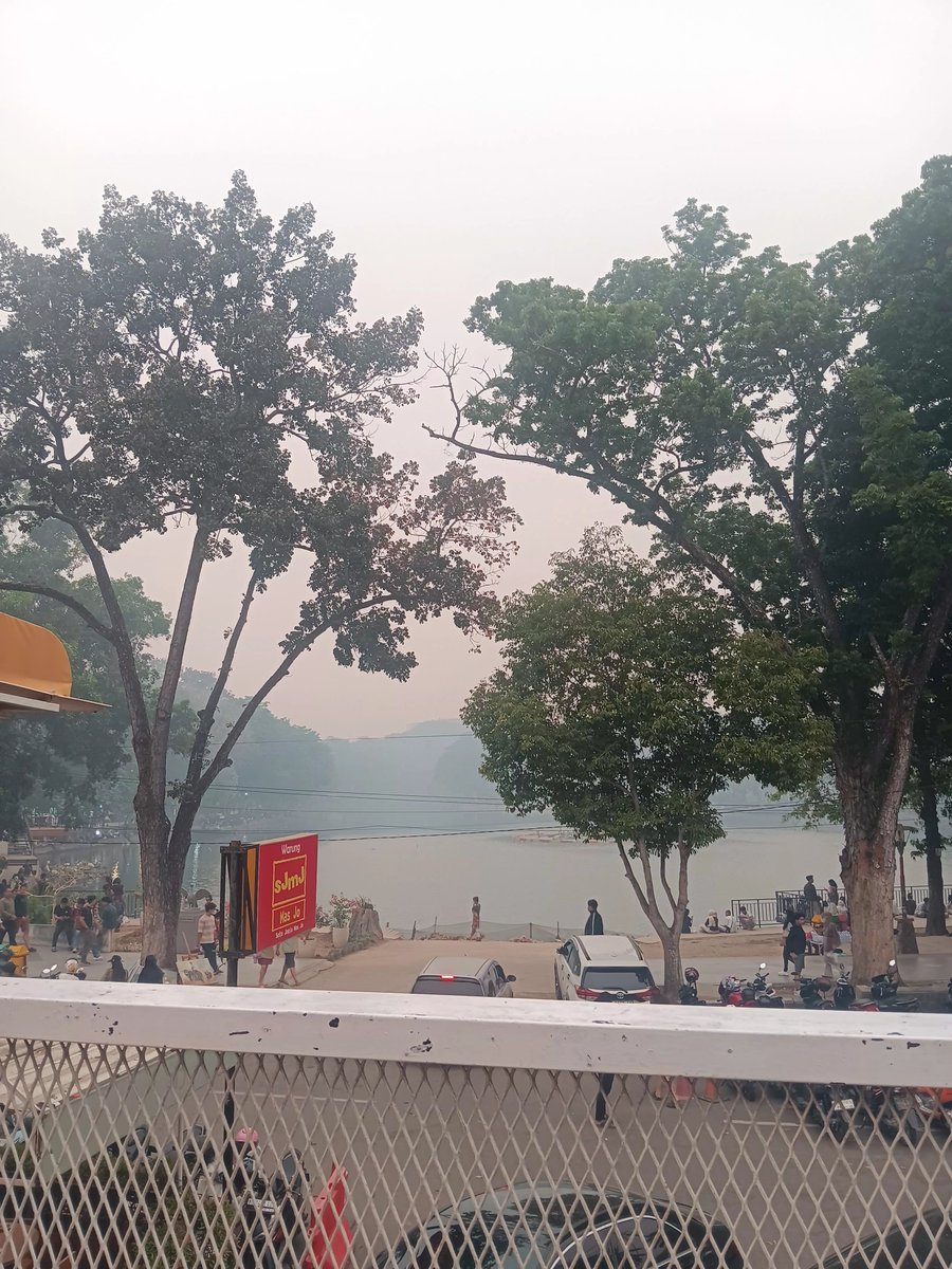 winkwon's tweet photo. Palembang kita blur ~
Kabut asap di Palembang masih pekat banget 😭😭
#PRAYFORPALEMBANG https://t.co/F6HjTtwAd5