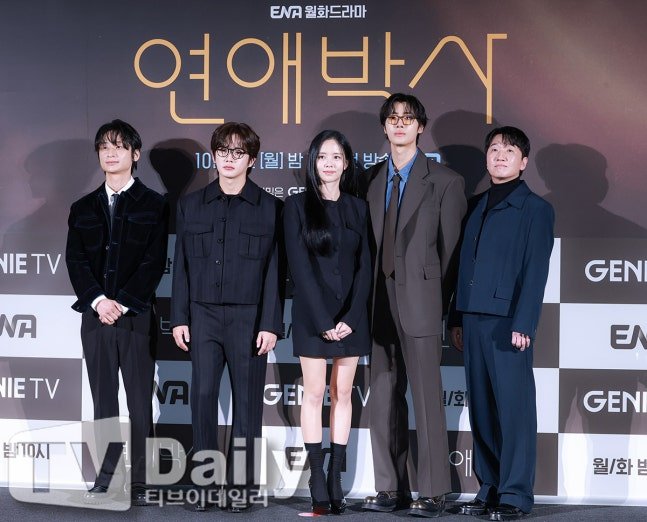 k_dramaindo_'s tweet photo. Tim produksi ENA #BetweenSteps termasuk jajaran pemain drama, #ChooYoungWoo #KimSoHyun  #KimMinSeok memberikan penghormatan kepada mendiang Sutradara Ahn Pan Seok pada konferensi pers untuk drama ( 2 Oktober). 

Sutradara Ahn Pan Seok meninggal dunia pada 12 Agustus setelah berjuang melawan pendarahan otak. Ia telah dirawat di rumah sakit, tetapi akhirnya gagal pulih dan meninggal dunia di usia 64 tahun. 

https://t.co/1YGiXSoGPw