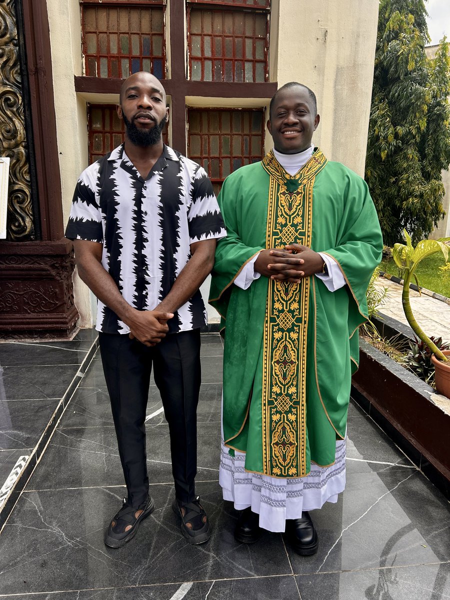 Eyegod101's tweet photo. When your classmates are the priest in church you get a picture after the mass 🤣🙏🏾 Reverend Father Makwe and Reverend Father Jude🫂💛
#catholic
#mass
#sunday https://t.co/3xrVP6G1Xc