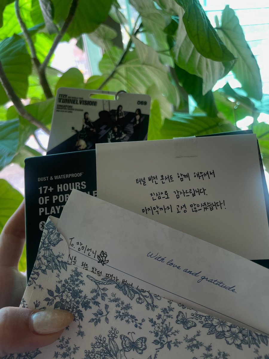 thinkboutryu365's tweet photo. itzy gifted their dancers Marshall speakers after the tour ended 🫶 the cards and letters written by ryujin 🍬 https://t.co/fpoPr4V0lv