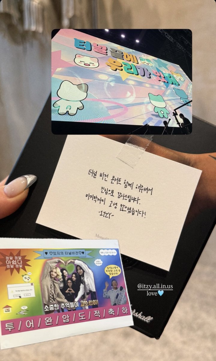 thinkboutryu365's tweet photo. itzy gifted their dancers Marshall speakers after the tour ended 🫶 the cards and letters written by ryujin 🍬 https://t.co/fpoPr4V0lv