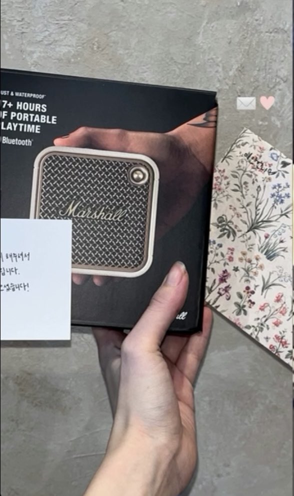 thinkboutryu365's tweet photo. itzy gifted their dancers Marshall speakers after the tour ended 🫶 the cards and letters written by ryujin 🍬 https://t.co/fpoPr4V0lv