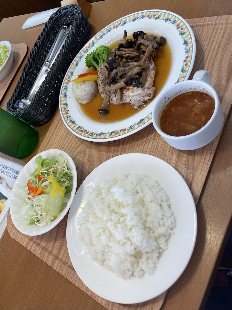 shige_1927's tweet photo. 川場田園プラザ内 川場地ビールレストラン武尊の和豚もちぶたステーキ「茸」。こんがり焼かれた柔らかステーキの上にしめじ、エリンギ等が沢山乗った食べ応えのある一品、美味しく頂きました。ご馳走様でした。
#川場田園プラザ #武尊 #和豚もちぶた #日本一 #ステーキ #レストラン https://t.co/AMJDefZN64