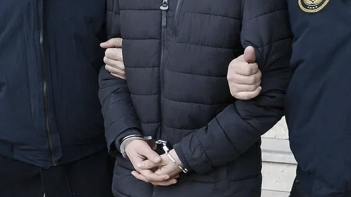 bilenborsaci's tweet photo. Ankara merkezli yürütülen nitelikli dolandırıcılık soruşturmasında, Sağlık Bakanlığı'na cihaz kiralama yalanıyla milyonlarca lira vurgun yapan şebeke düzenlenen operasyonla yakalandı. Çete elebaşının hesaplarında 831 milyon TL'lik hareketlilik tespit edildi.
Ankara Cumhuriyet Başsavcılığı'nca yürütülen 'nitelikli dolandırıcılık' soruşturması kapsamında; Erdi D.’nin, müştekileri kendi adlarına tıbbi görüntüleme cihazları satın alarak, bu cihazları Sağlık Bakanlığı bünyesindeki sağlık kuruluşlarına kiralayacağı ve bu yolla yüksek kazanç elde edecekleri yönündeki beyanlarla kandırdığı belirlendi.

Sağlık Bakanlığı'ndan temin edilen bilgi ve belgelerin incelenmesinde, şüphelilerin bu yönde herhangi bir ticari faaliyetlerinin ve ihale kayıtlarının bulunmadığı tespit edildi. Şüpheli Erdi D.’ye ilişkin MASAK verilerinin incelenmesinde; yaklaşık 831 milyon TL işlem hacminin bulunduğu, bu işlem hacminin yaklaşık 733 milyon TL’lik kısmının son 1 yıllık dönemde gerçekleştiği tespit edildi.
Ayrıca, şüpheliye ait cep telefonu ile MASAK verileri üzerinde yapılan incelemelerde, yasa dışı bahis siteleri ile yasal bahis platformlarına yüksek tutarlı para transferleri yapıldığına ilişkin kayıtlar tespit edildi. Soruşturma kapsamında, Erdi D.'nin de aralarında bulunduğu toplam 6 şüpheli hakkında gerçekleştirilen operasyonda; Erdi D., Ebru E., Ferdi K., Damla A., Sadık D. ve Erdem D. gözaltına alındı.