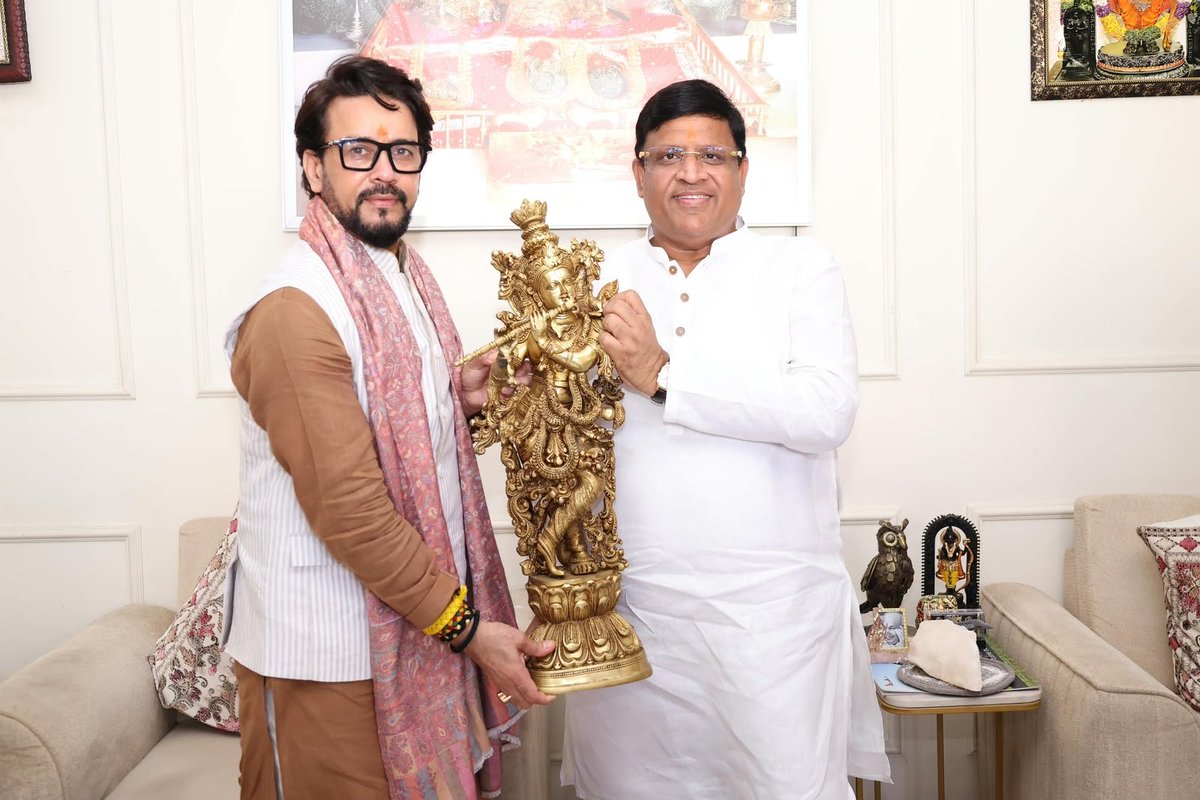 VipulGoelBJP's tweet photo. आज फरीदाबाद के सेक्टर-15 स्थित अपने आवास पर पूर्व केंद्रीय मंत्री एवं सांसद श्री @Anurag_Office जी का स्वागत एवं अभिनंदन किया।

इस अवसर पर उनके साथ विभिन्न सामाजिक एवं समसामयिक विषयों पर आत्मीय संवाद हुआ। उनका स्नेह, सहजता और ऊर्जा सदैव प्रेरित करती है।

#VipulGoel #AnuragThakur #Faridabad #Haryana #FaridabadNews #विपुल_गोयल