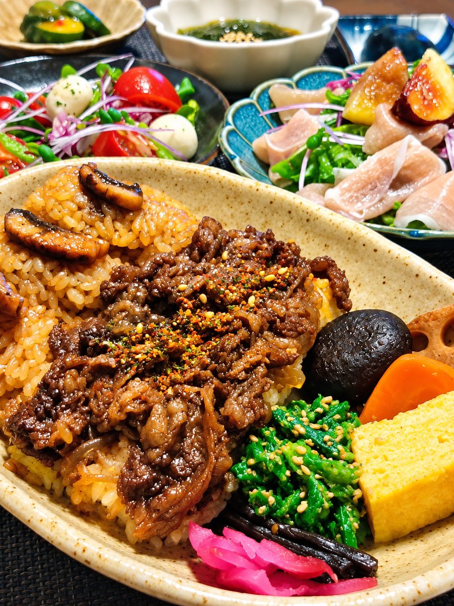 x69chanpon's tweet photo. 🌿キッチンから〜晩ごはん

米八
うな牛弁当

RF 1
🟢いちじくと生ハムのサラダ

赤ワインビネガー使用
無花果香る
ドレッシング

🟢トマトとモッツァレラチーズ

バルサミコ香る
セミドライトマト
ドレッシング

めかぶ

茄子漬け
オイキムチ

RF 1は
ドレッシングからして
おしゃれですね

#晩ごはん https://t.co/ELDfrNQypI
