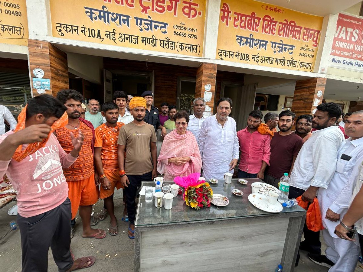 Kumari_Selja's tweet photo. आज अनाज मंडी, घरौंडा, करनाल में किसानों, आढ़तियों और मजदूरों से मुलाकात कर धान खरीद में आ रही समस्याओं को सुना।

किसान अपनी मेहनत की फसल लेकर मंडियों में परेशान हैं, आढ़ती और मजदूर भी कठिनाइयों का सामना कर रहे हैं, लेकिन सरकार समाधान देने के बजाय पोर्टल पोर्टल खेल रही है। किसानों को उनकी फसल का सही दाम नहीं मिल पा रहा है। हालात इतने गंभीर हैं कि परेशान होकर एक किसान ने आत्महत्या तक का प्रयास किया।

इसके उपरांत प्रेस वार्ता में इन मुद्दों को प्रमुखता से उठाया। सरकार को पोर्टल और प्रक्रियाओं में किसानों को उलझाने के बजाय खरीद व्यवस्था को सुचारू कर उनकी उपज का उचित दाम सुनिश्चित करना चाहिए।

प्रेस वार्ता में मतदाता सूचियों और चुनावी प्रक्रिया से जुड़े वोट चोरी के गंभीर सवालों पर भी अपनी बात रखी। लोकसभा में नेता प्रतिपक्ष श्री राहुल गांधी जी लगातार इन सवालों को देश के सामने उठा रहे हैं। प्रत्येक नागरिक के मताधिकार और लोकतांत्रिक प्रक्रिया की पारदर्शिता की रक्षा करना हमारी सामूहिक जिम्मेदारी है।