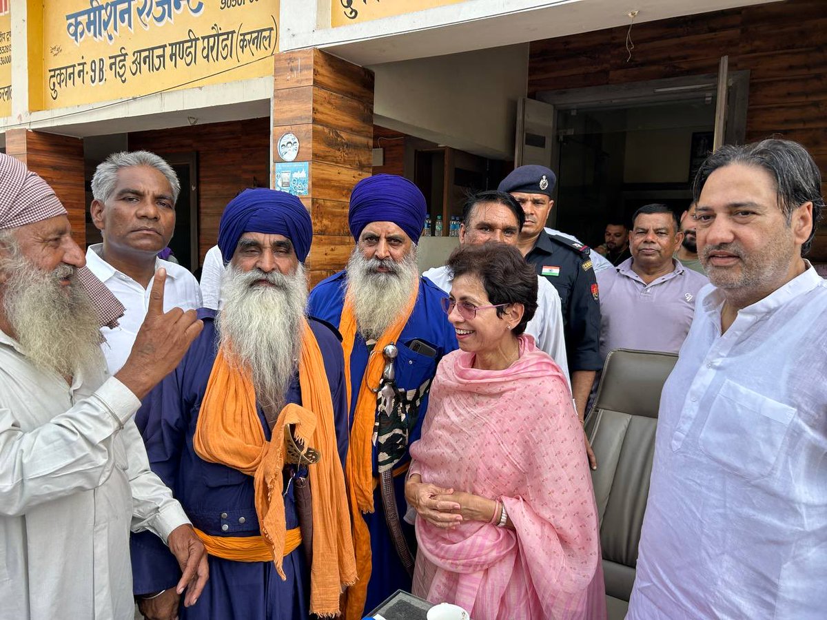 Kumari_Selja's tweet photo. आज अनाज मंडी, घरौंडा, करनाल में किसानों, आढ़तियों और मजदूरों से मुलाकात कर धान खरीद में आ रही समस्याओं को सुना।

किसान अपनी मेहनत की फसल लेकर मंडियों में परेशान हैं, आढ़ती और मजदूर भी कठिनाइयों का सामना कर रहे हैं, लेकिन सरकार समाधान देने के बजाय पोर्टल पोर्टल खेल रही है। किसानों को उनकी फसल का सही दाम नहीं मिल पा रहा है। हालात इतने गंभीर हैं कि परेशान होकर एक किसान ने आत्महत्या तक का प्रयास किया।

इसके उपरांत प्रेस वार्ता में इन मुद्दों को प्रमुखता से उठाया। सरकार को पोर्टल और प्रक्रियाओं में किसानों को उलझाने के बजाय खरीद व्यवस्था को सुचारू कर उनकी उपज का उचित दाम सुनिश्चित करना चाहिए।

प्रेस वार्ता में मतदाता सूचियों और चुनावी प्रक्रिया से जुड़े वोट चोरी के गंभीर सवालों पर भी अपनी बात रखी। लोकसभा में नेता प्रतिपक्ष श्री राहुल गांधी जी लगातार इन सवालों को देश के सामने उठा रहे हैं। प्रत्येक नागरिक के मताधिकार और लोकतांत्रिक प्रक्रिया की पारदर्शिता की रक्षा करना हमारी सामूहिक जिम्मेदारी है।