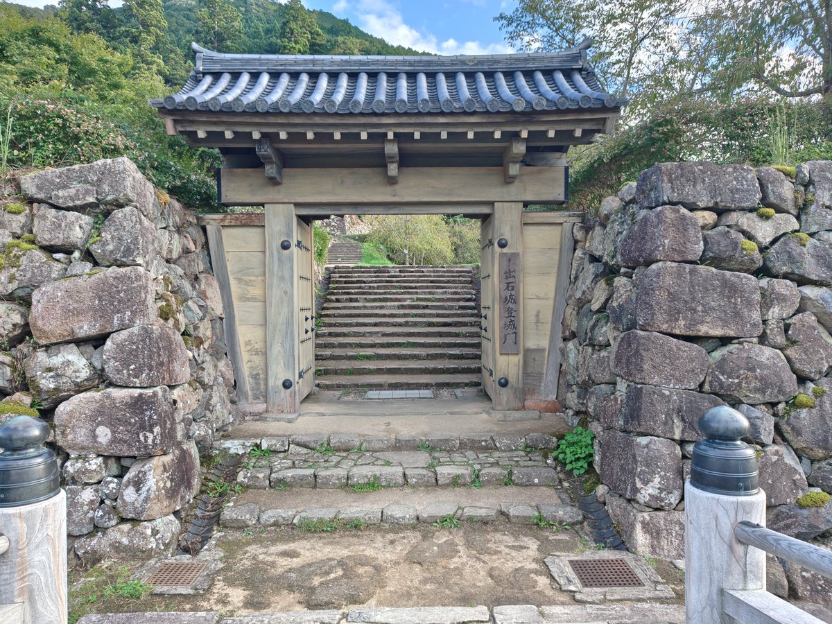 takatakapon0116's tweet photo. 兵庫県豊岡市の出石城へ
🅿️有り、御城印はいずし観光センターと
西隅櫓で購入
城下町は凄い人ですね
写真撮りが大変😅
復元された城門と隅櫓が石垣と相まって
とても良い雰囲���が良い
稲荷曲輪の高石垣は必見
有子山城への登城口もあります
#御城印 https://t.co/oFgewZSRCQ