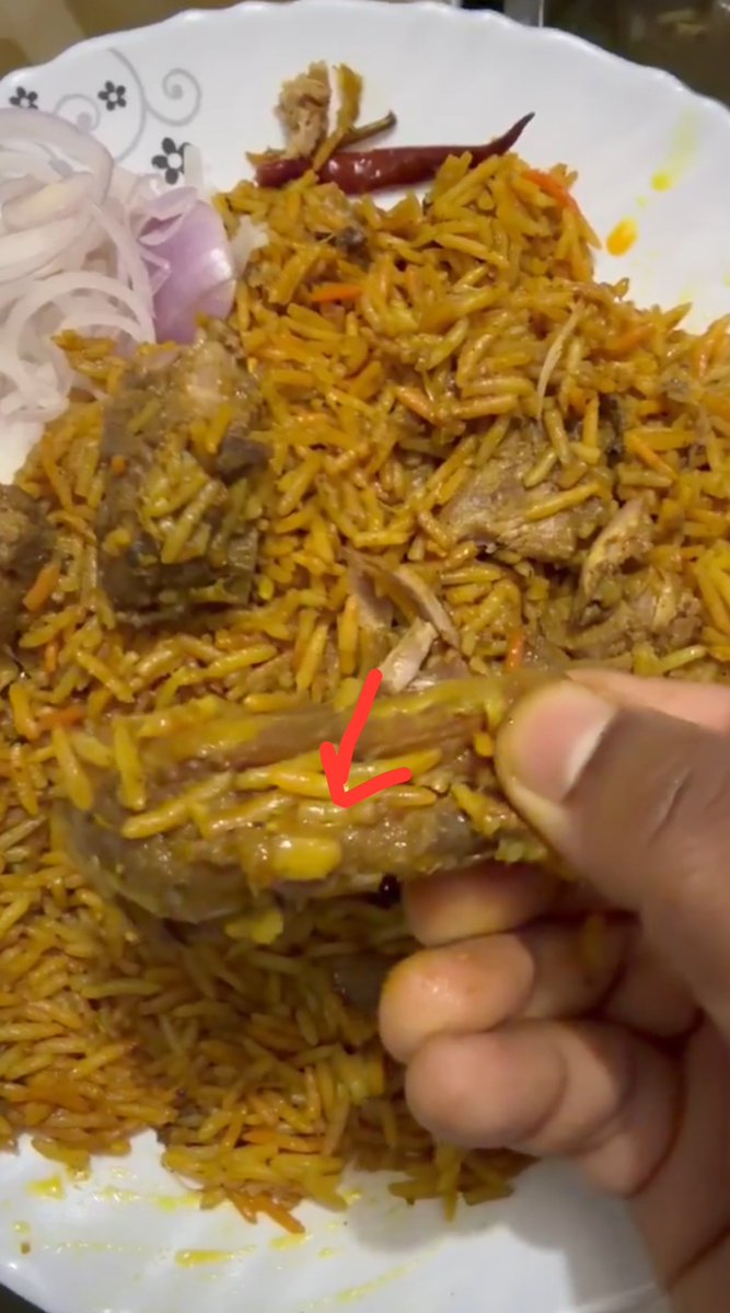 muralireticent's tweet photo. @Parthibhan_ @foodsafetygov @fssaiindia @zomato @zomatocare @DelhiGovDigital 😂c'mon bro , Its just rack ,rib part and you are concluding tat to  be a jaw and tooth,which dog's tooth is  inches long that can be  seen on the other side ,clearly you can see the rib bone extending to the other side https://t.co/C6pi4O0wLV