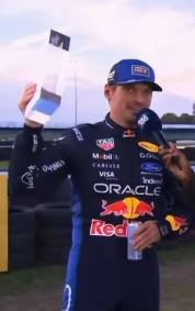 EstagiariodaF1's tweet photo. Max Verstappen em 2026:

Vitória contra 100 amadores ✅
Vitória contra 21 profissionais ✅ https://t.co/uZVBlOaOfv