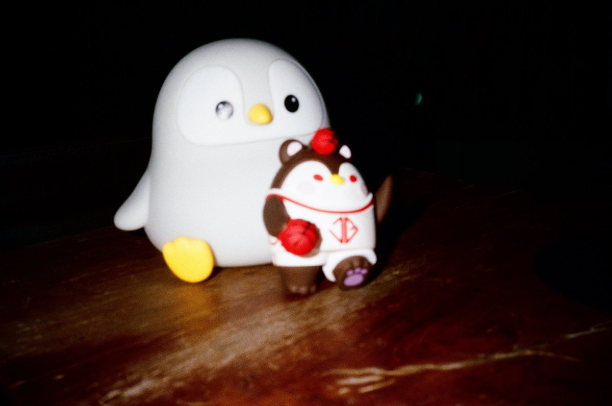 bnsehun's tweet photo. นึกภาพผู้ชายตัวโตกล้ามบึ๊ก เรียงตุ๊กตาเพนกวิ้นหยิบลูกออกมาจากที่ห้อยกระเป๋า วาง ๆ จัด ๆ ให้น่ารักแล้วหยิบกล้องมาถ่าย 
Joss Way-ar, the man that you are 🥹🥹
 #JossGawin #จอสกวิน #Guinzly https://t.co/XjFoWKISC2