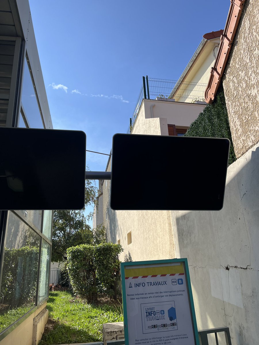 SomadSamod's tweet photo. Bonjour @RERB, bientôt un an qu’une partie des écrans ne fonctionne pas, et le dernier est tombé en rade ce matin. Possible de faire qqch ? Ou dois-je me résoudre à traverser les voies pour ne pas rater mon train le matin vu que je ne sais jamais quand il arrive ? Merci ! https://t.co/B76GtFSWbv