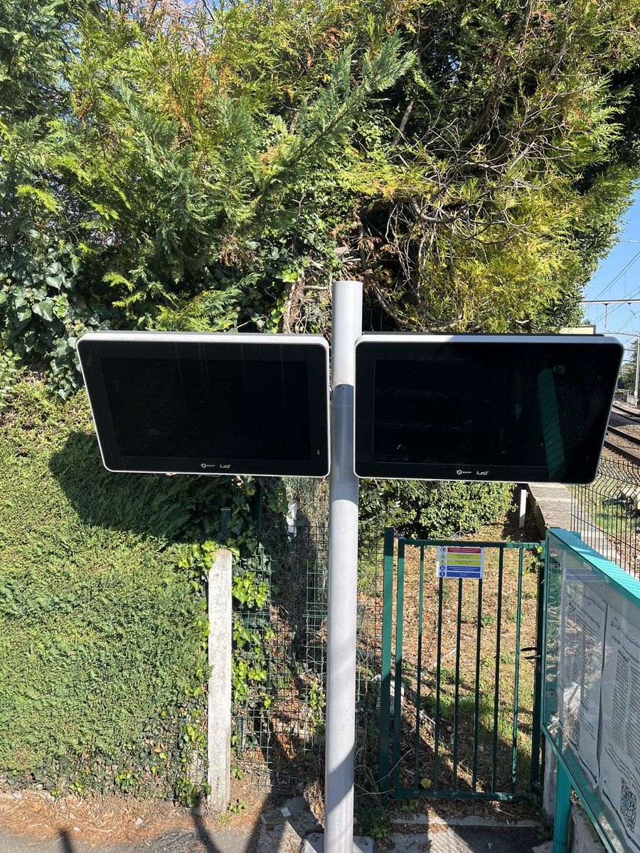 SomadSamod's tweet photo. Bonjour @RERB, bientôt un an qu’une partie des écrans ne fonctionne pas, et le dernier est tombé en rade ce matin. Possible de faire qqch ? Ou dois-je me résoudre à traverser les voies pour ne pas rater mon train le matin vu que je ne sais jamais quand il arrive ? Merci ! https://t.co/B76GtFSWbv