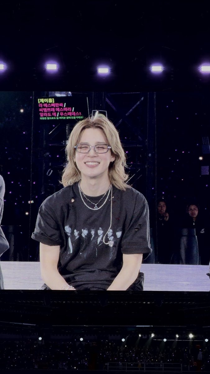 babymimiv's tweet photo. Jimin's smile on the big screen is everything https://t.co/pIuDJ42rBr