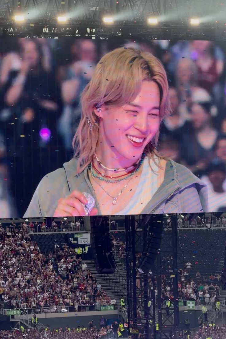 babymimiv's tweet photo. Jimin's smile on the big screen is everything https://t.co/pIuDJ42rBr