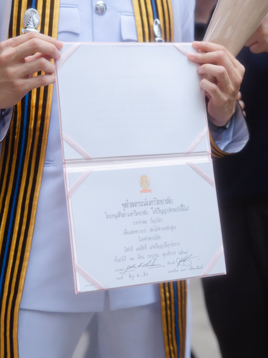 khunpolkingdom's tweet photo. ขอแสดงความยินดีกับพี่บัณฑิตคนเก่ง 🎓

“นายปองพล ปัญญามิตร”

จบการศึกษานิเทศศาสตรบัณฑิต อย่างเป็นทางการ 🤍✨

KHUNPOL OFFICIALLY GRAD   

#KHUNPOLGraduationDay 
#KHUNPOL  @khunppol https://t.co/hj9BxnJFvg